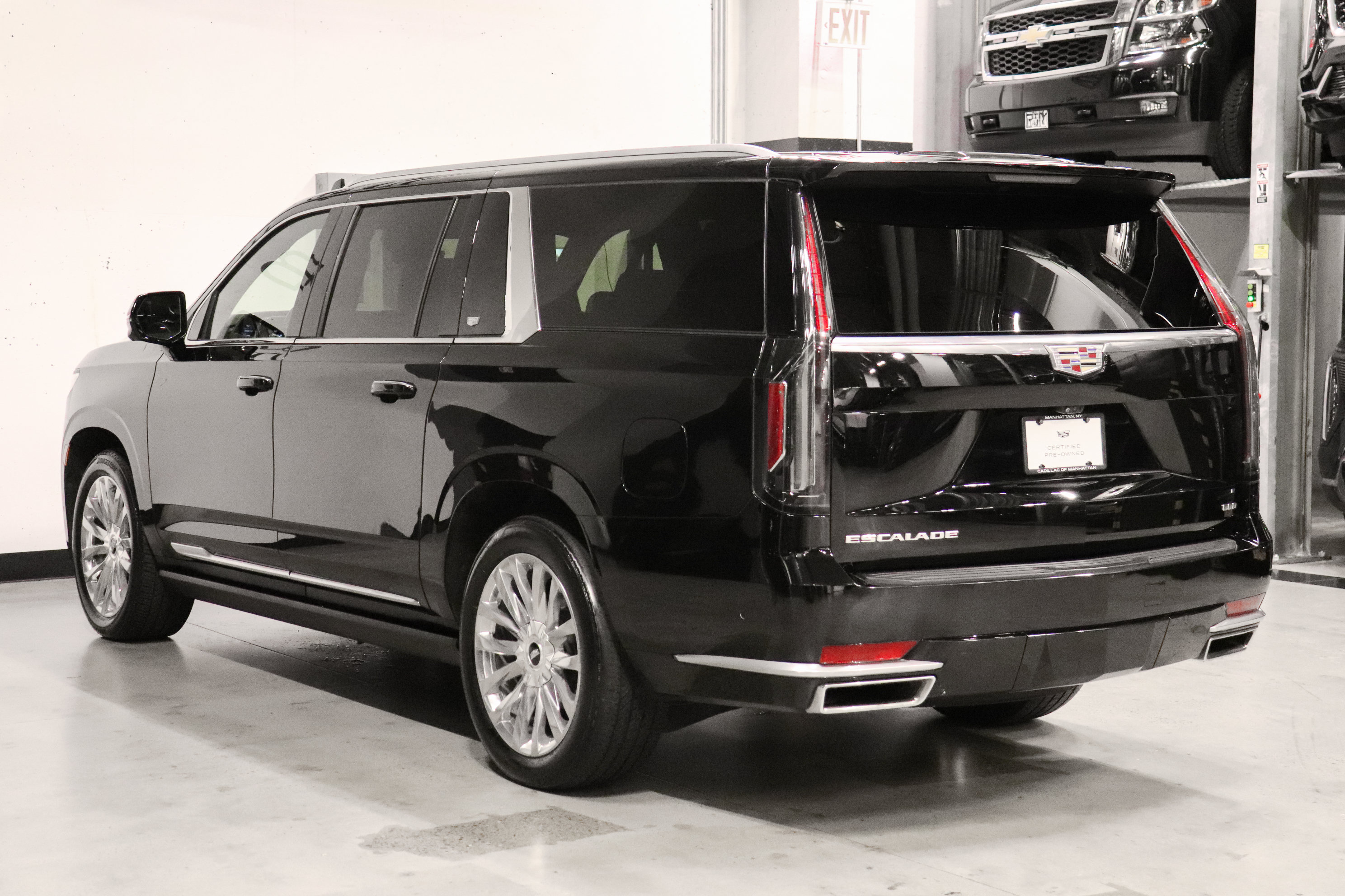 Used 2023 Cadillac Escalade ESV Premium Luxury w/ Performance Package AWD/4WD image 3