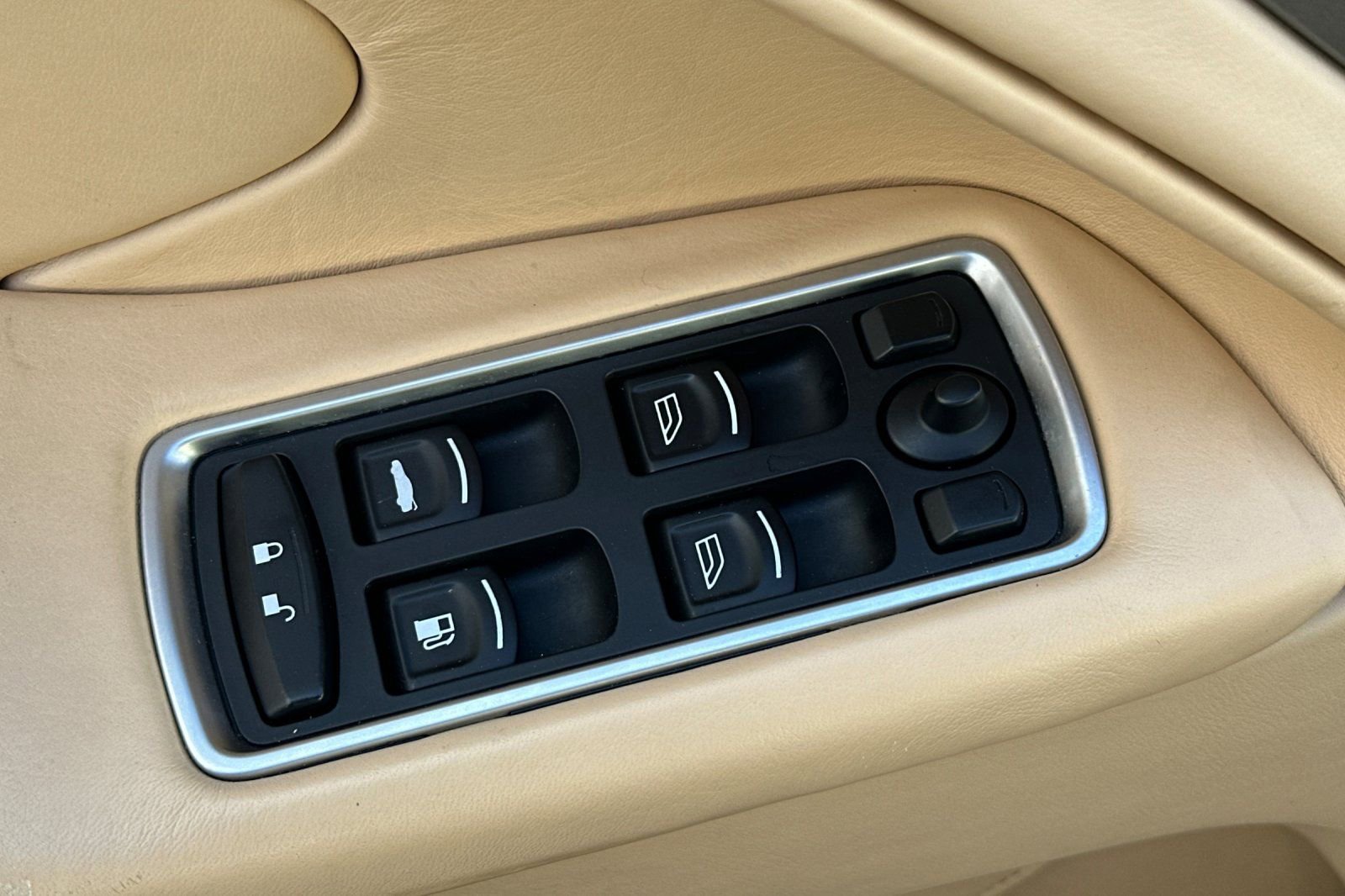 Used 2014 Aston Martin Vanquish Coupe image 13