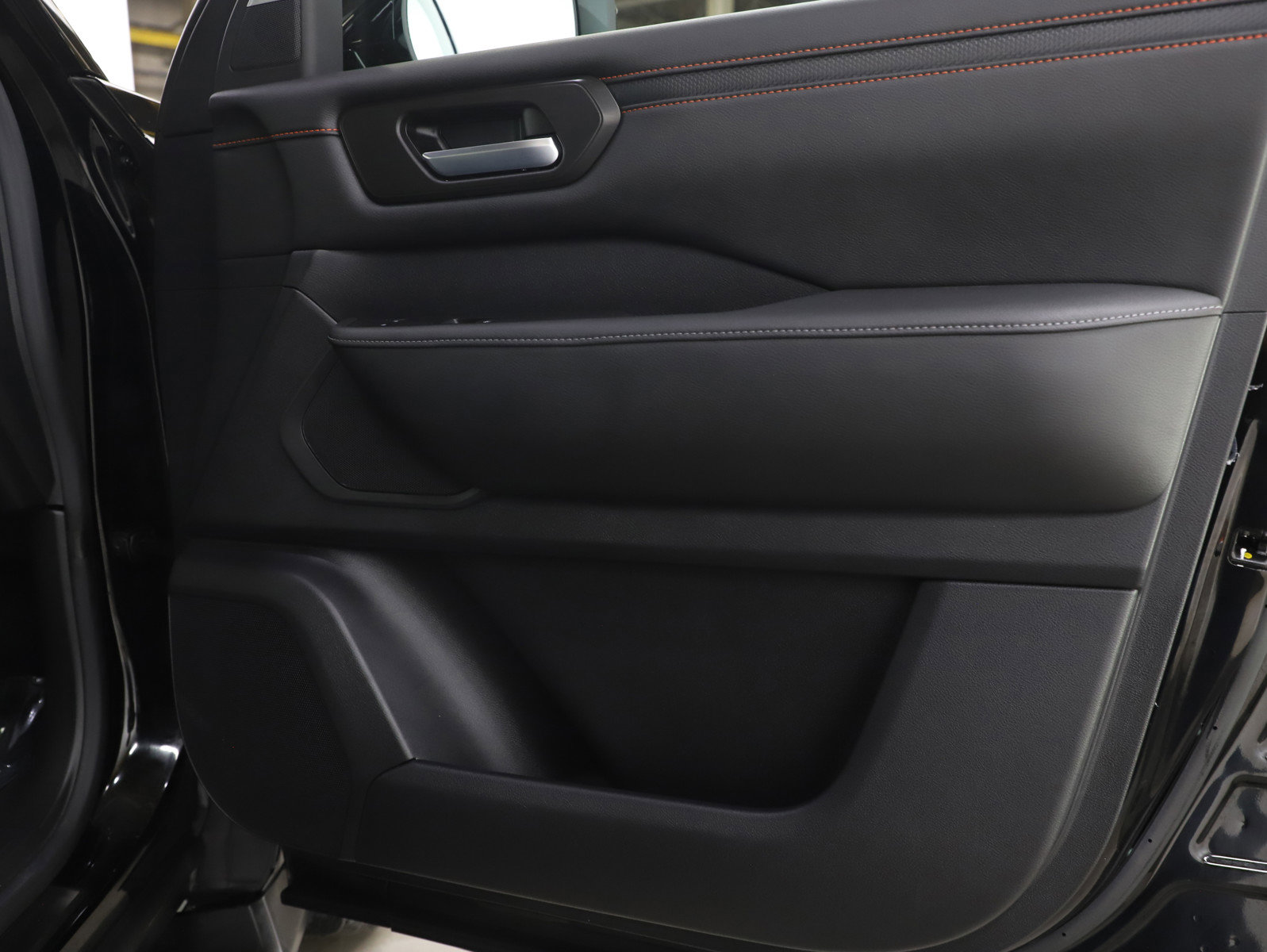 Used 2025 Nissan Armada PRO-4X w/ Pro-4X Premium Package image 9