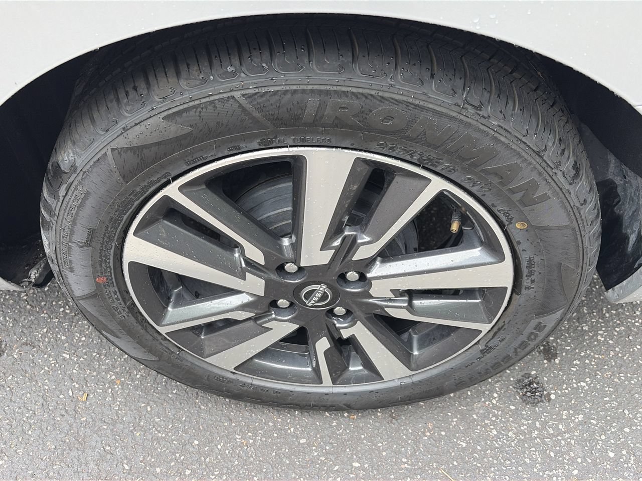 Used 2024 Nissan Versa SV FWD image 9