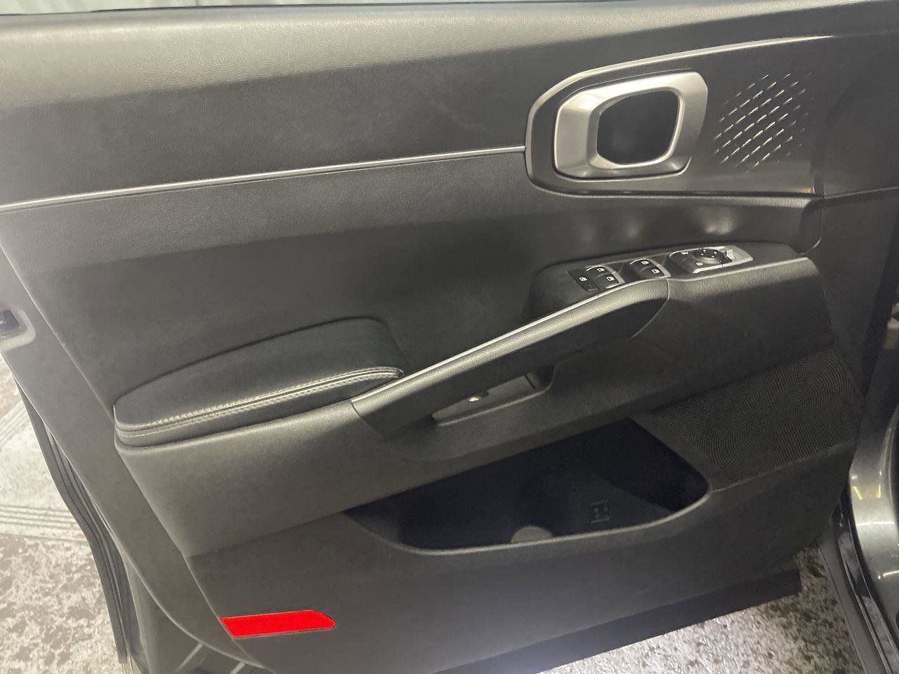 Used 2021 Kia Sorento LX image 13