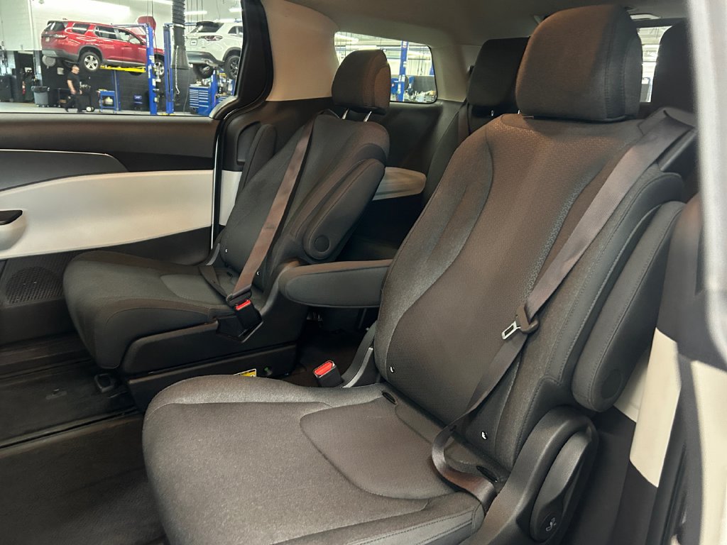 Used 2022 Kia Carnival LX FWD image 17