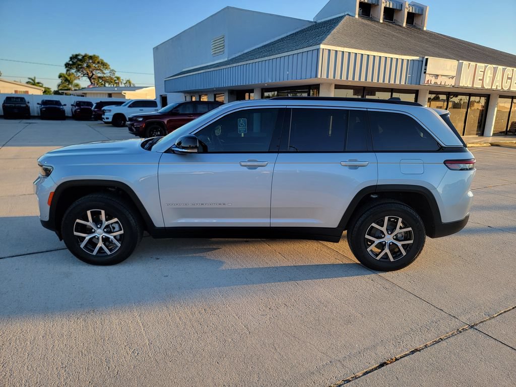 Used 2025 Jeep Grand Cherokee Limited w/ Luxury Tech Group II RWD image 2
