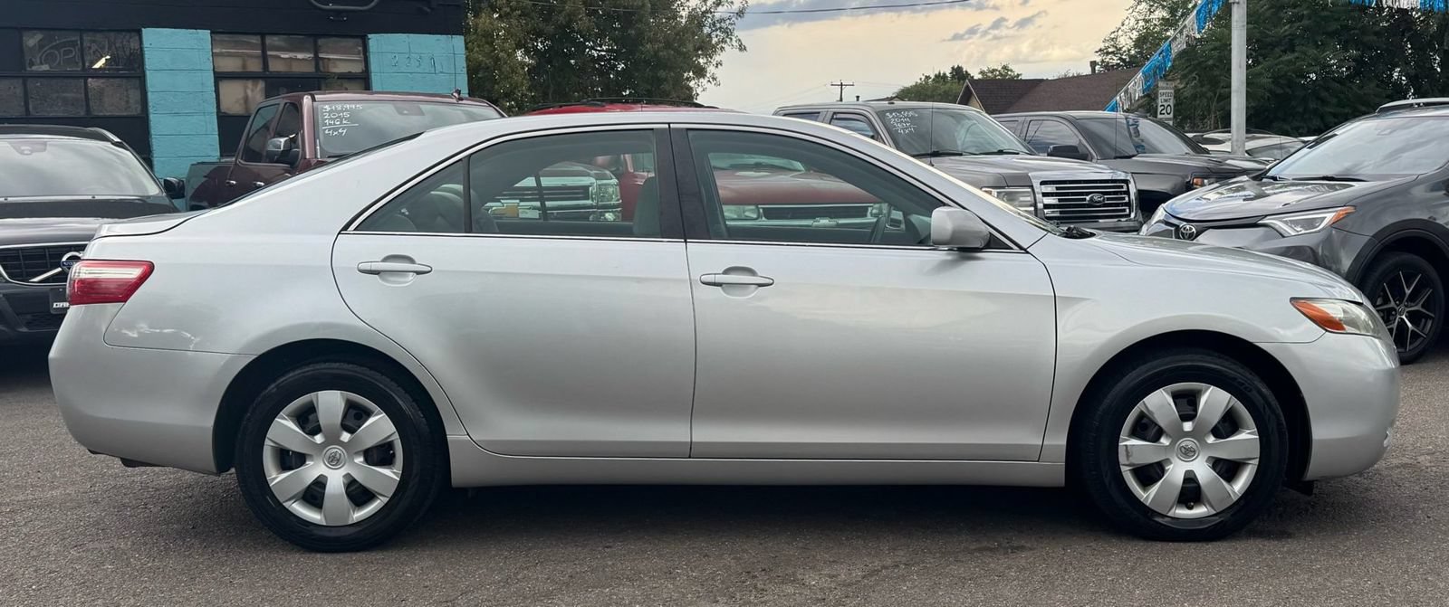 Used 2009 Toyota Camry LE FWD image 2
