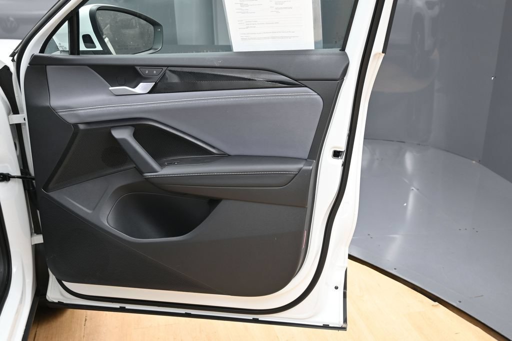 Used 2025 Volkswagen Tiguan SE w/ Panoramic Sunroof Package AWD/4WD image 37
