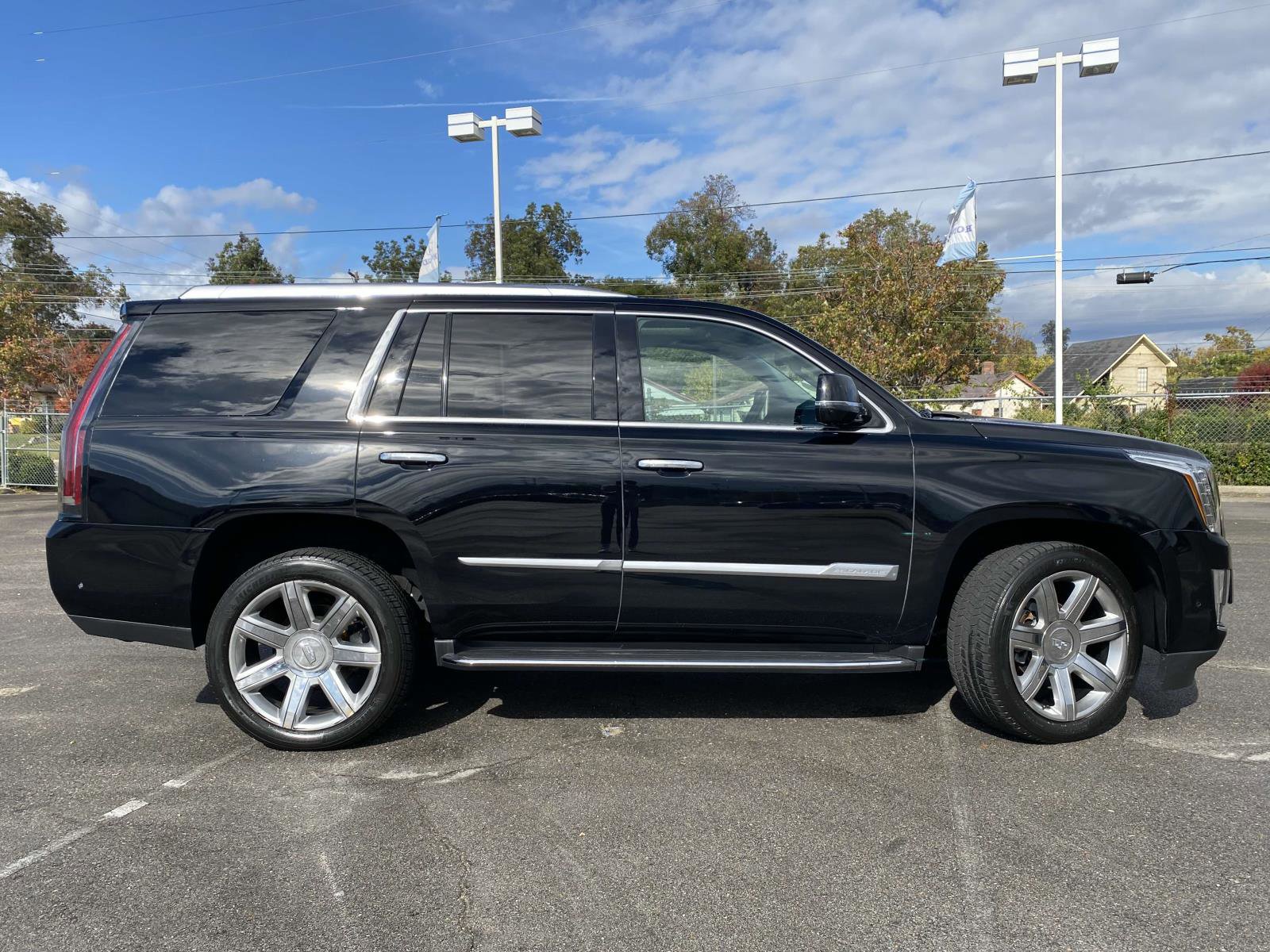 Used 2019 Cadillac Escalade Luxury image 2