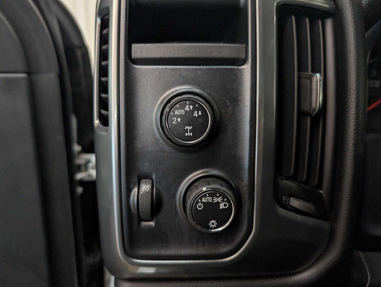 Used 2015 Chevrolet Silverado 1500 LT AWD/4WD image 32