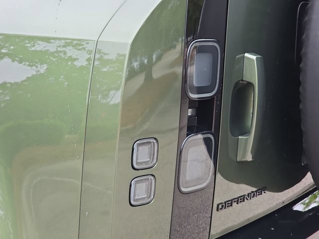 Certified 2026 Land Rover Defender 110 X-Dynamic SE AWD/4WD image 34