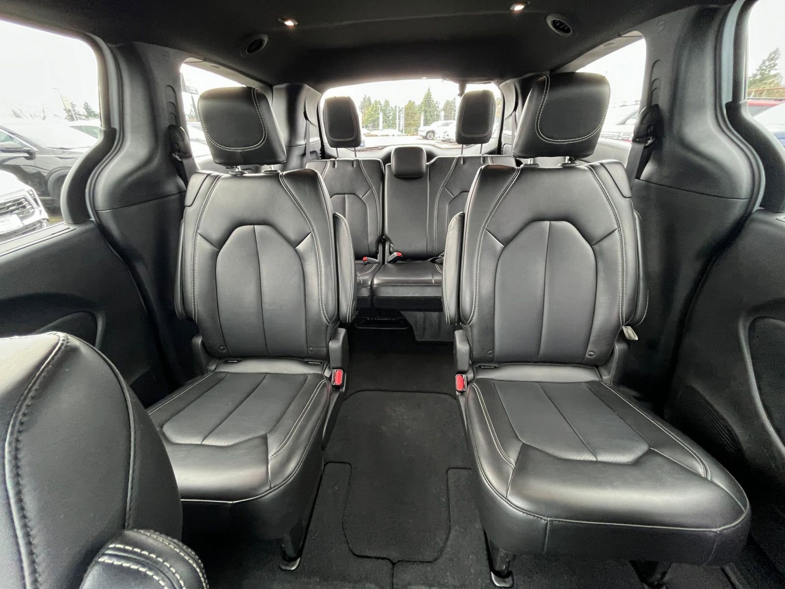 Used 2025 Chrysler Pacifica Select image 41