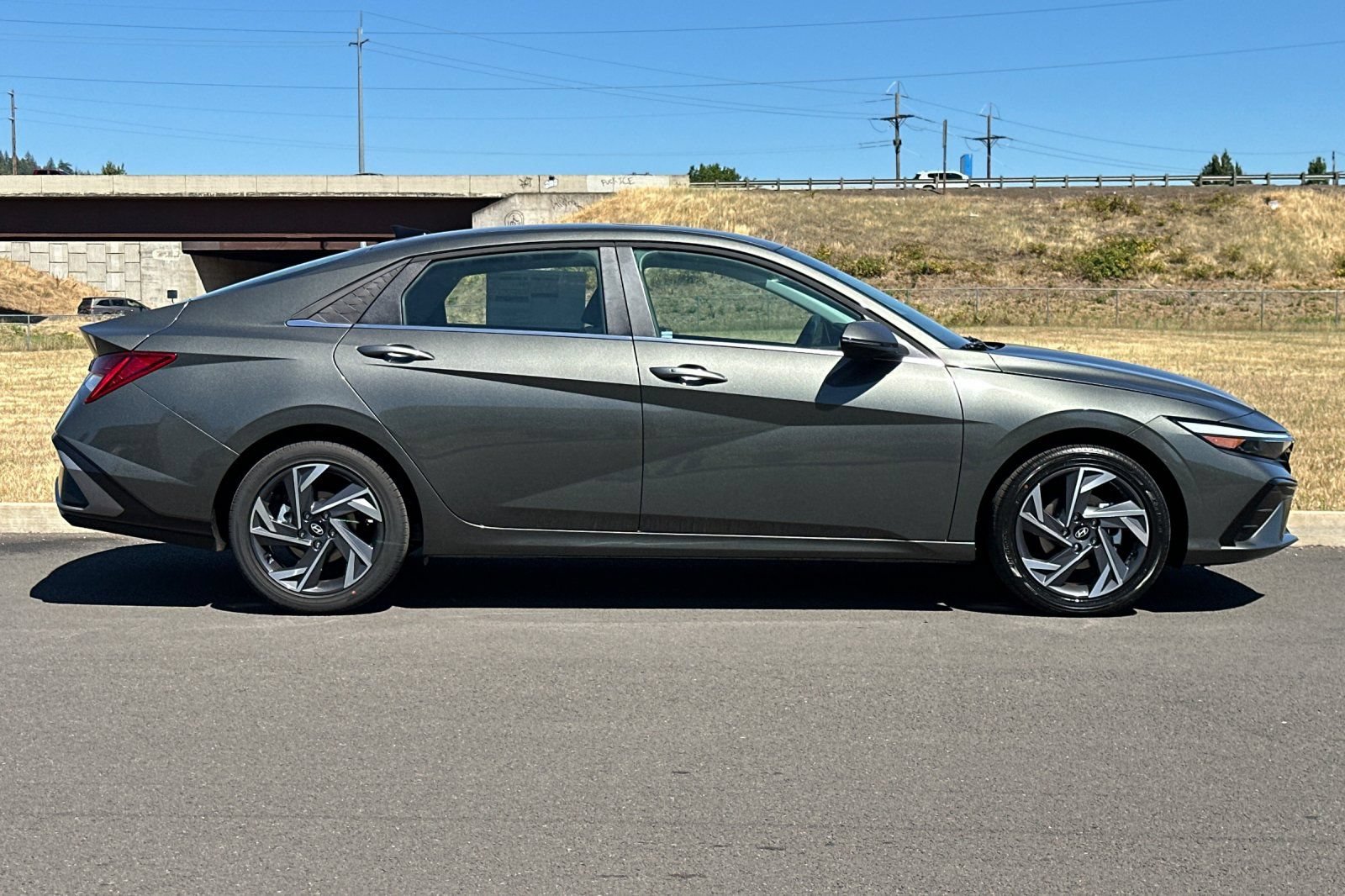 New 2026 Hyundai Elantra Limited FWD image 2