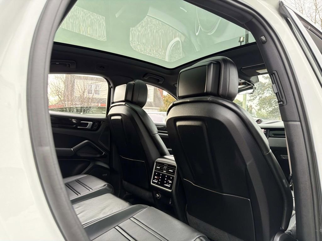 Used 2023 Porsche Cayenne Platinum Edition AWD/4WD image 19