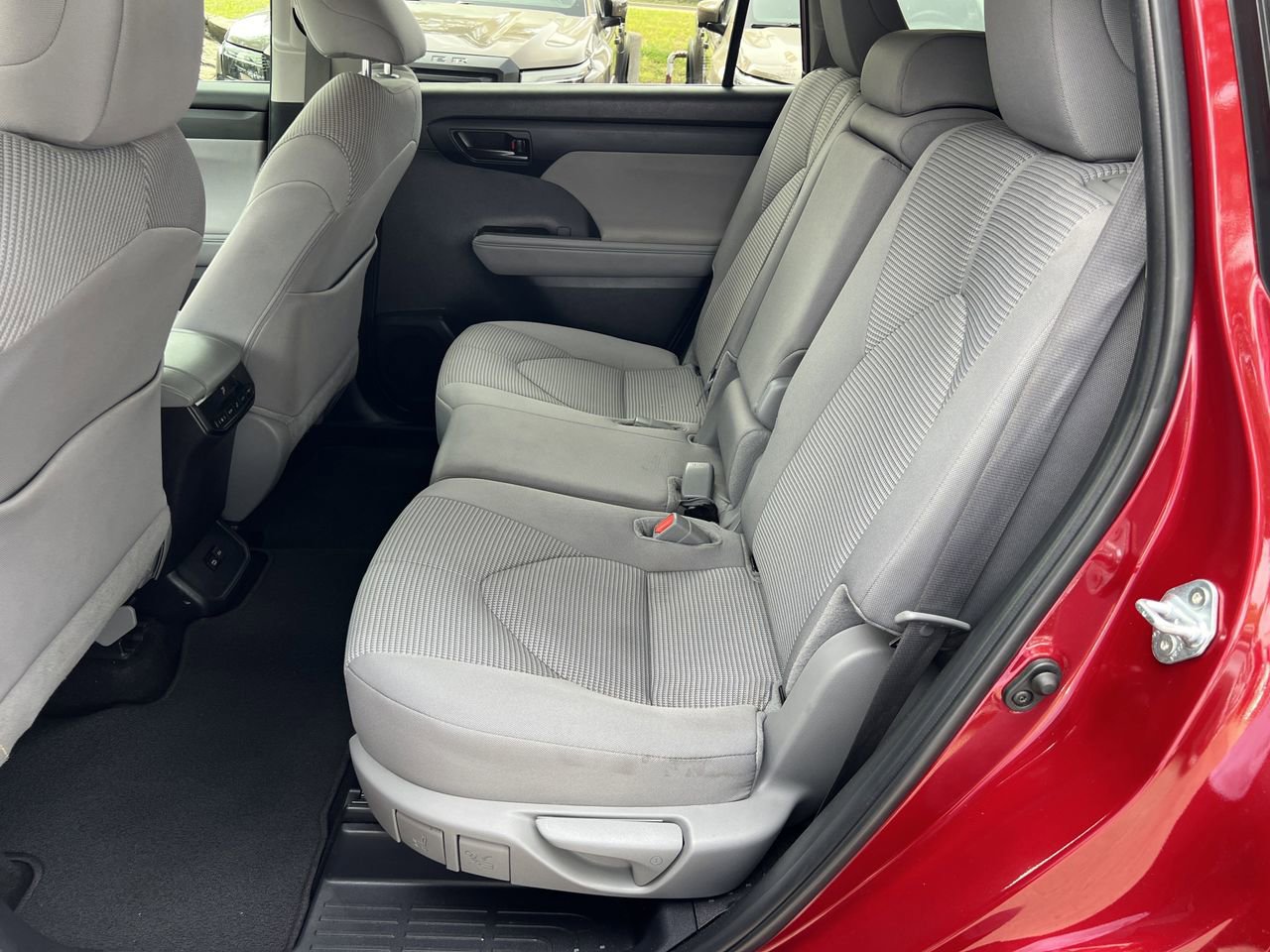 Used 2024 Toyota Highlander LE FWD image 23