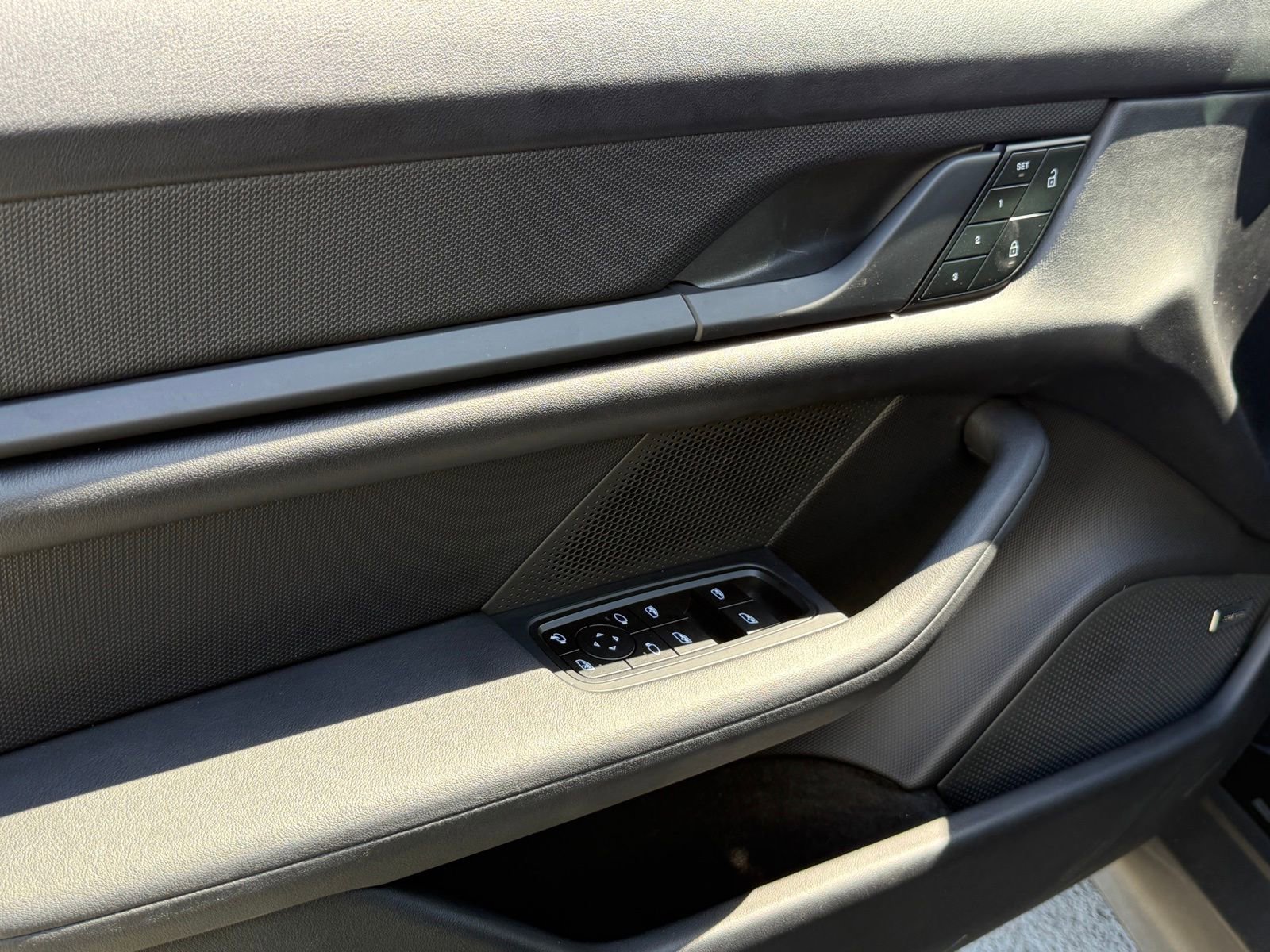 Used 2024 Porsche Taycan image 23