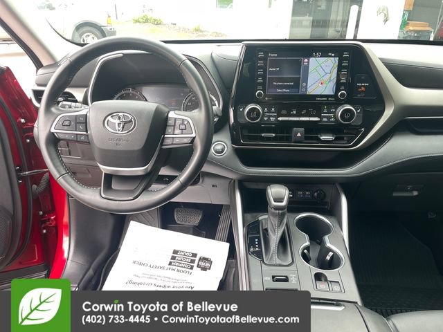 Used 2022 Toyota Highlander XLE AWD/4WD image 28