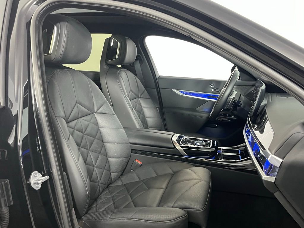 Used 2025 BMW 740i image 32