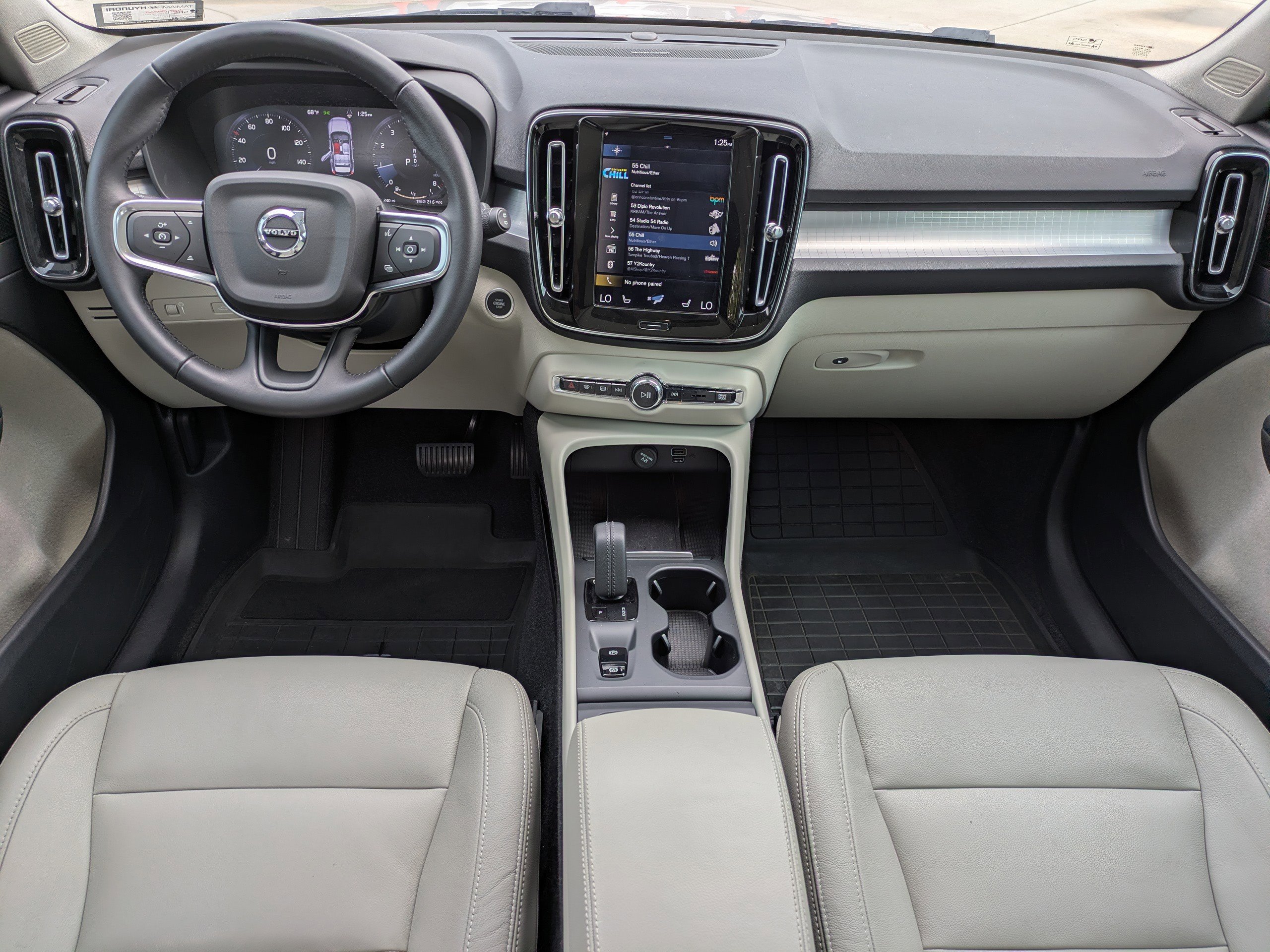 Used 2021 Volvo XC40 T5 Momentum w/ Premium Package image 11