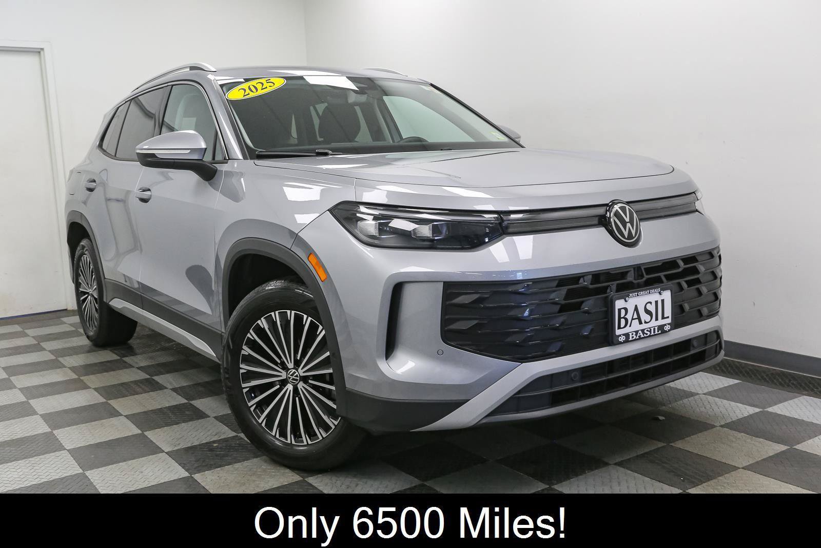 Used 2025 Volkswagen Tiguan S w/ 18" Wheel Package AWD/4WD image 2