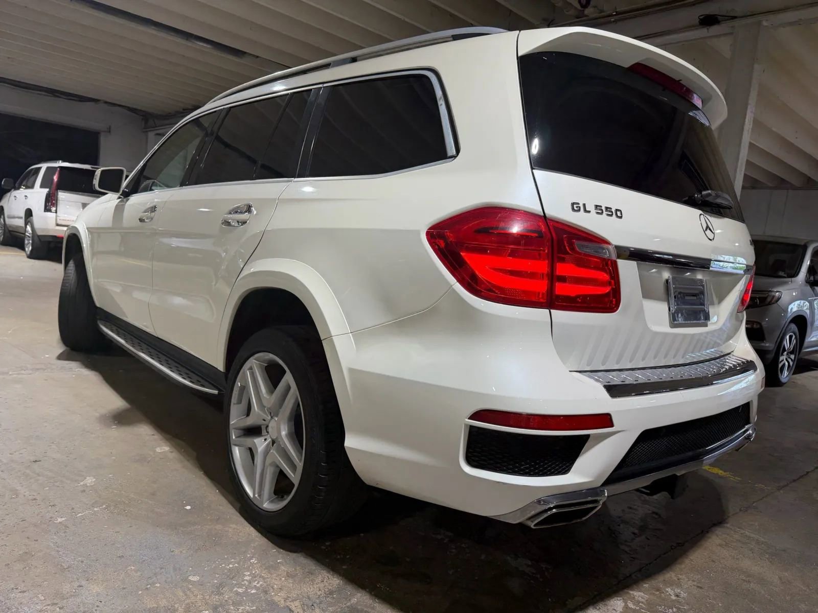 Used 2015 Mercedes-Benz GL 550 4MATIC image 3