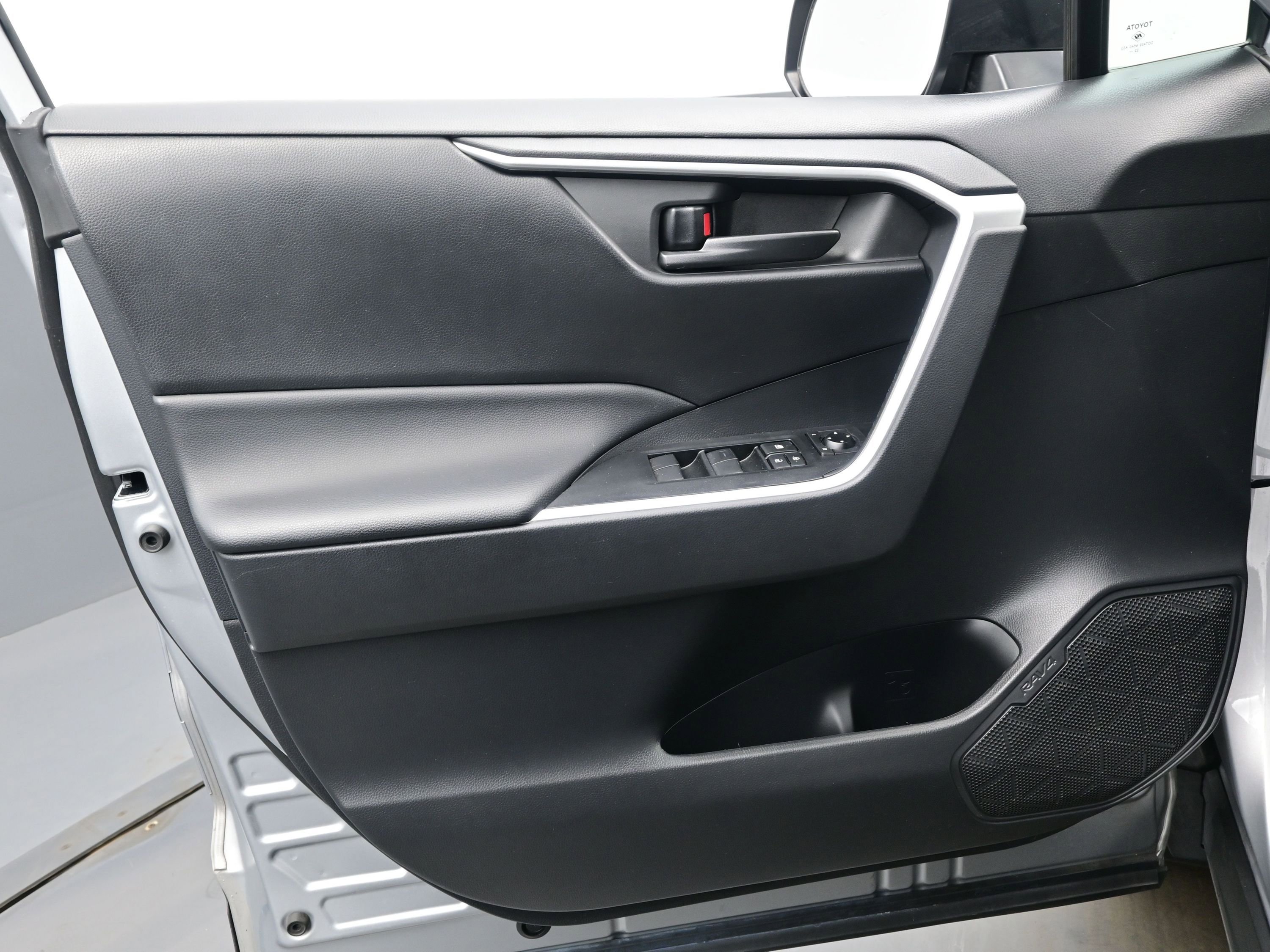 Used 2023 Toyota RAV4 LE image 9