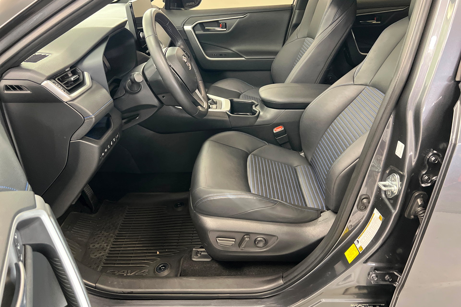 Used 2023 Toyota RAV4 XSE AWD/4WD image 18