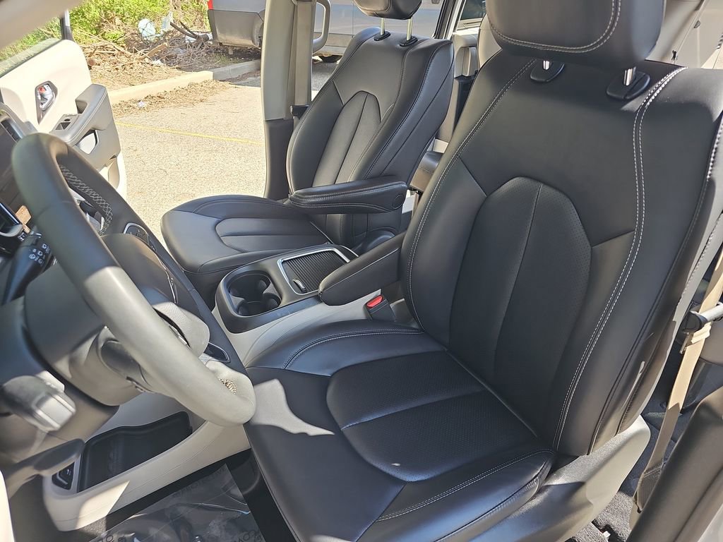 Certified 2024 Chrysler Pacifica Touring-L FWD image 18