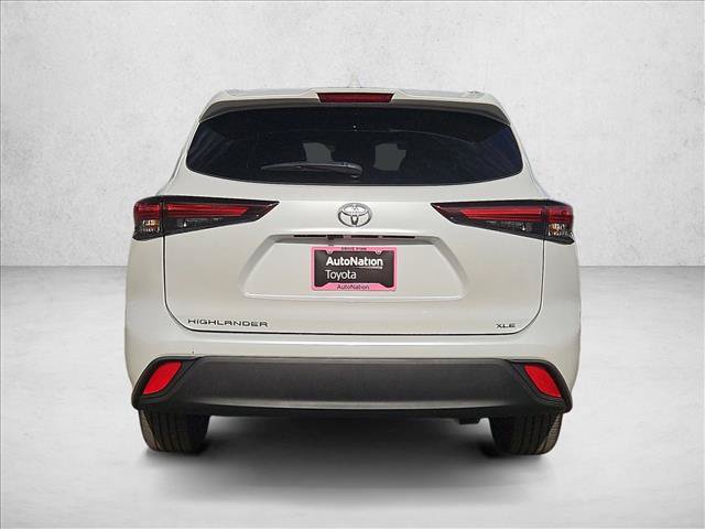 Used 2025 Toyota Highlander XLE FWD image 8