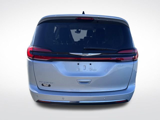 Used 2024 Chrysler Pacifica Touring-L image 4