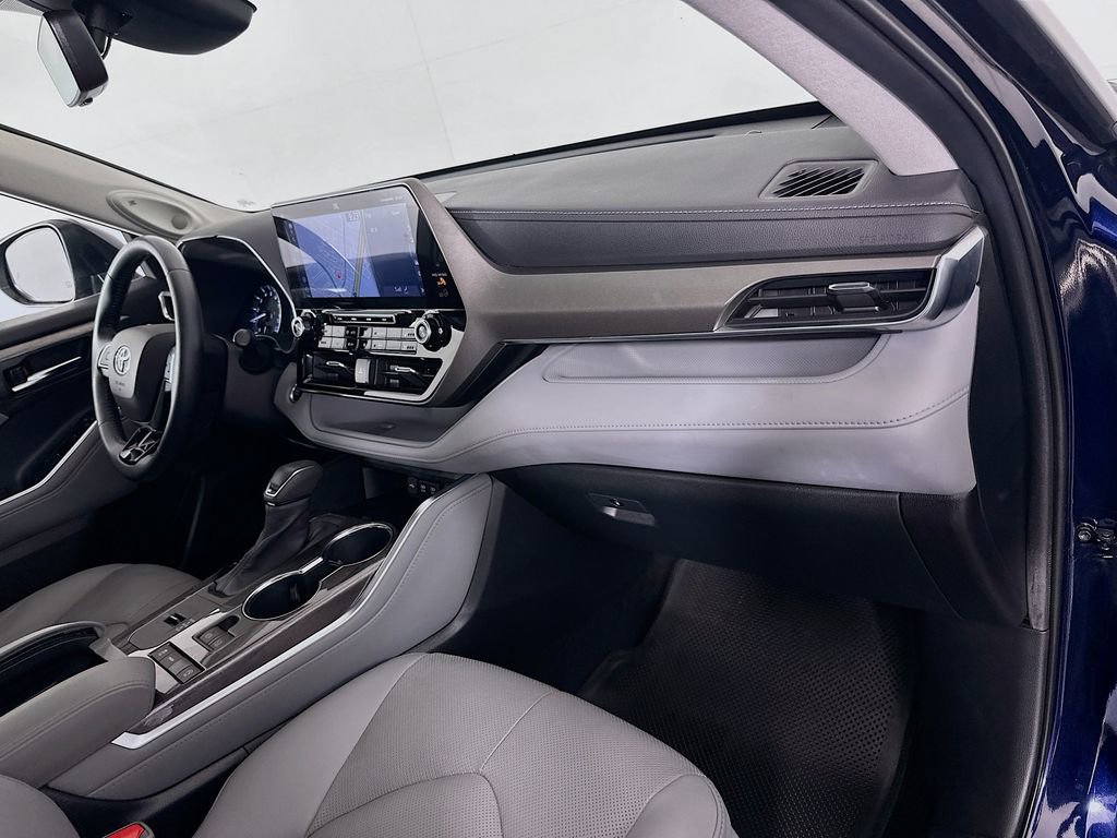 Used 2020 Toyota Highlander Limited image 30