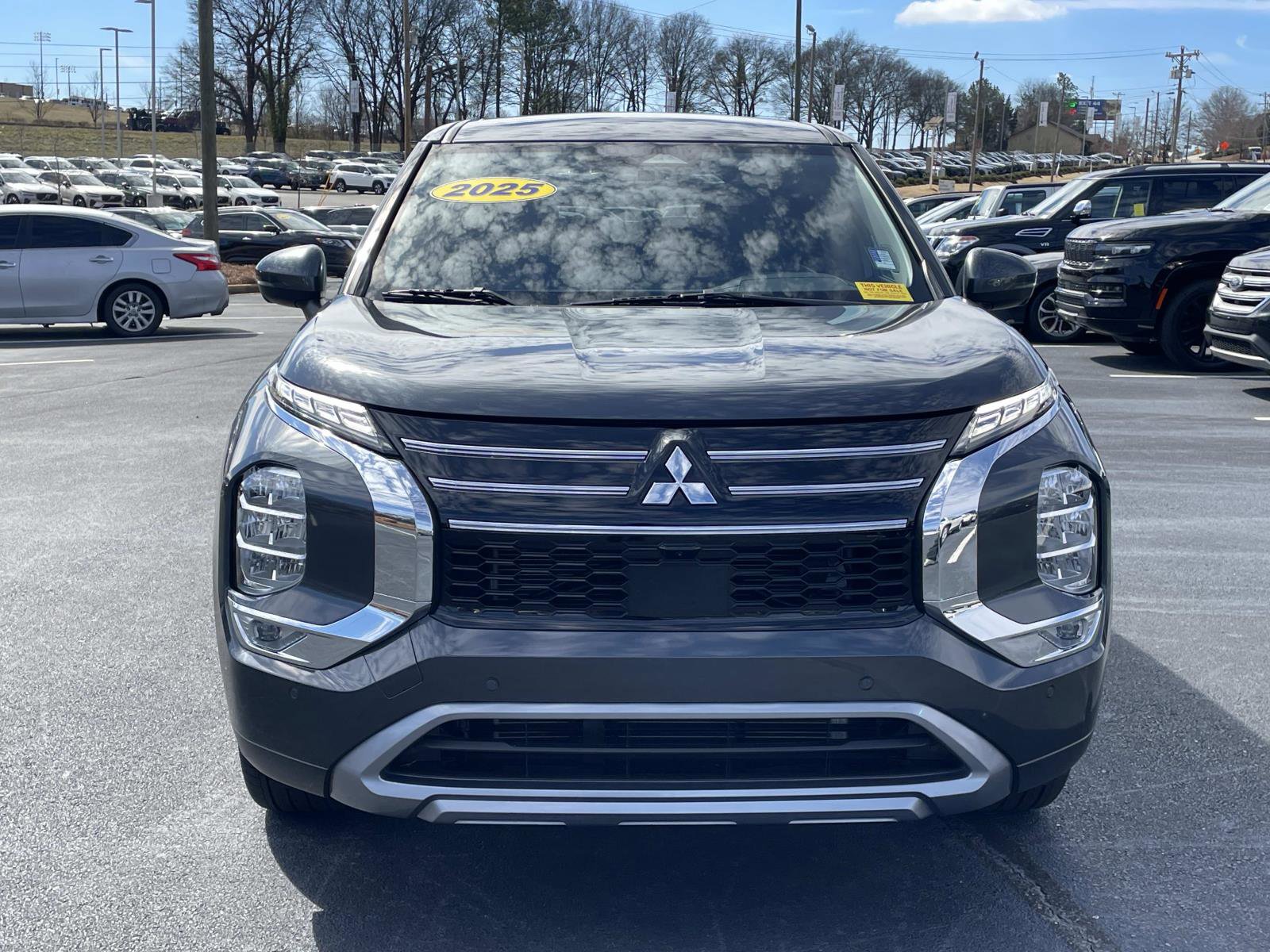 Used 2025 Mitsubishi Outlander SE FWD image 2