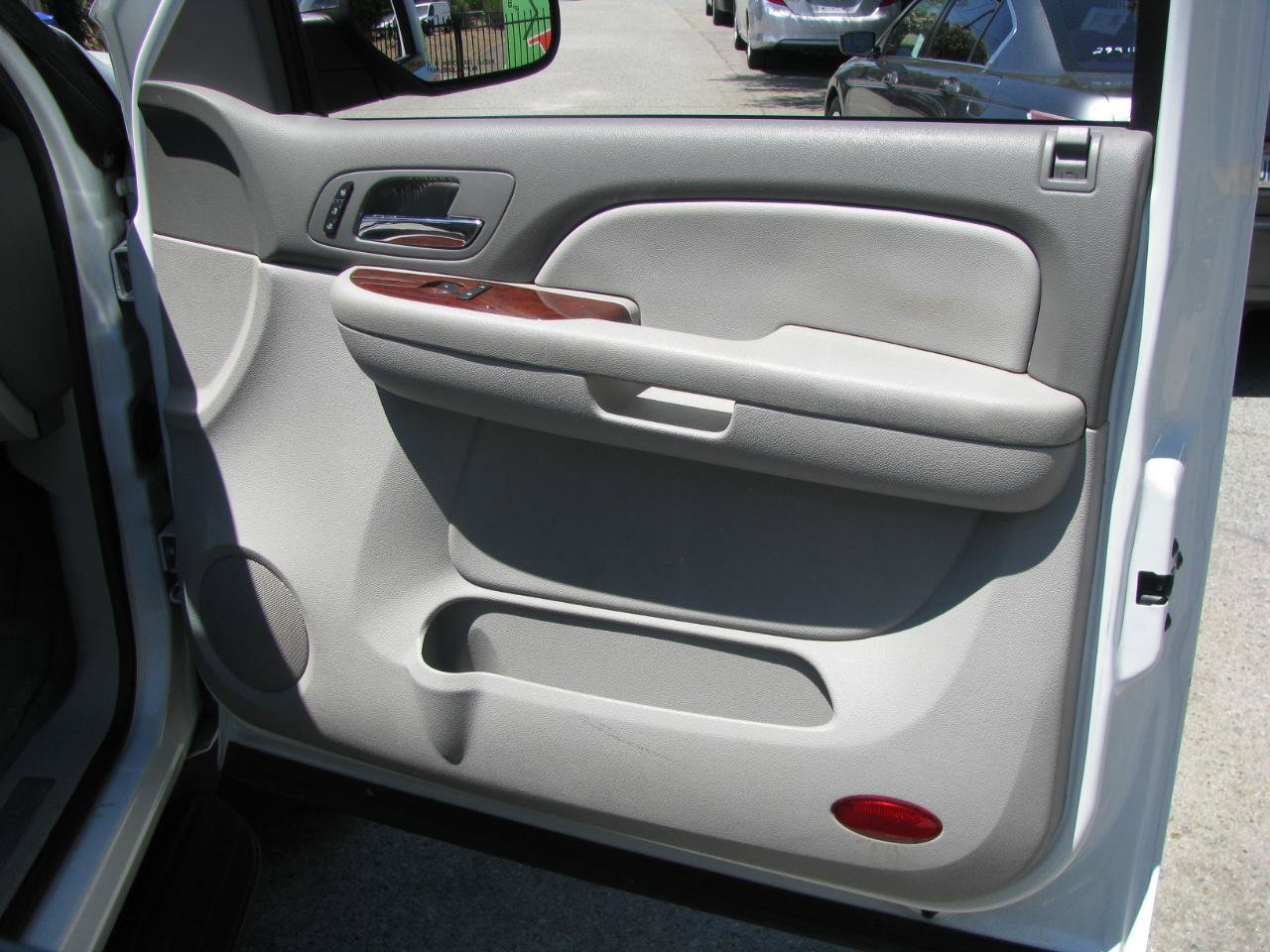 Used 2009 Chevrolet Suburban LTZ RWD image 14