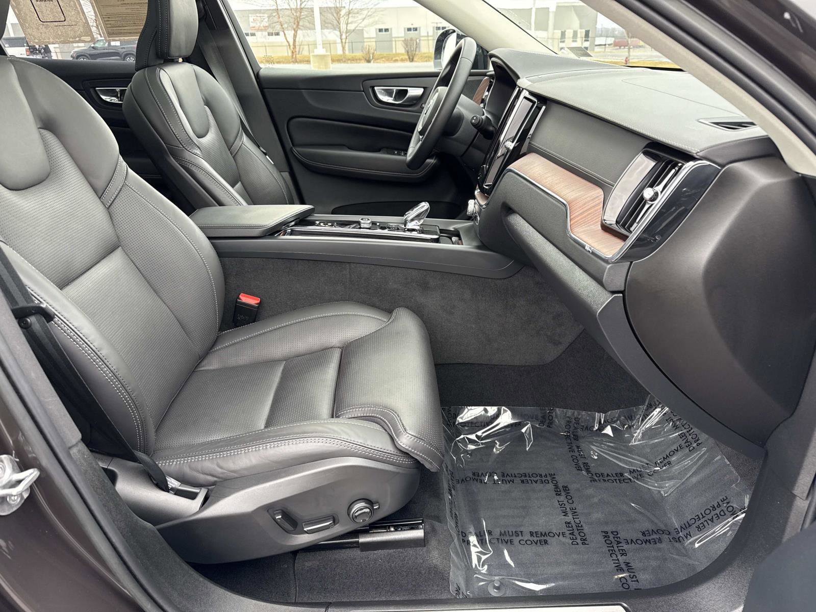Used 2023 Volvo XC60 B5 Ultimate w/ Climate Package image 19