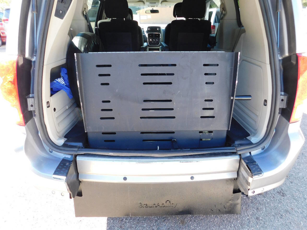 Used 2016 Dodge Grand Caravan SXT w/ Rear Park Assist Package image 5
