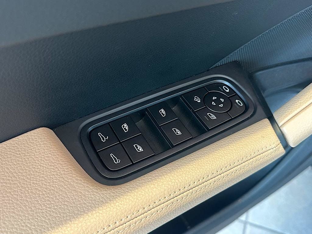 Used 2026 Porsche Cayenne AWD/4WD image 12