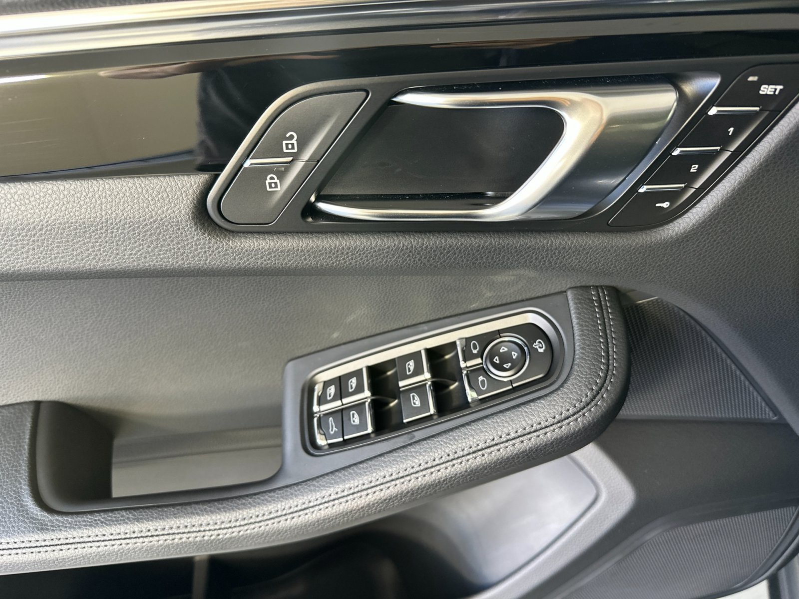 Certified 2026 Porsche Macan AWD/4WD image 12