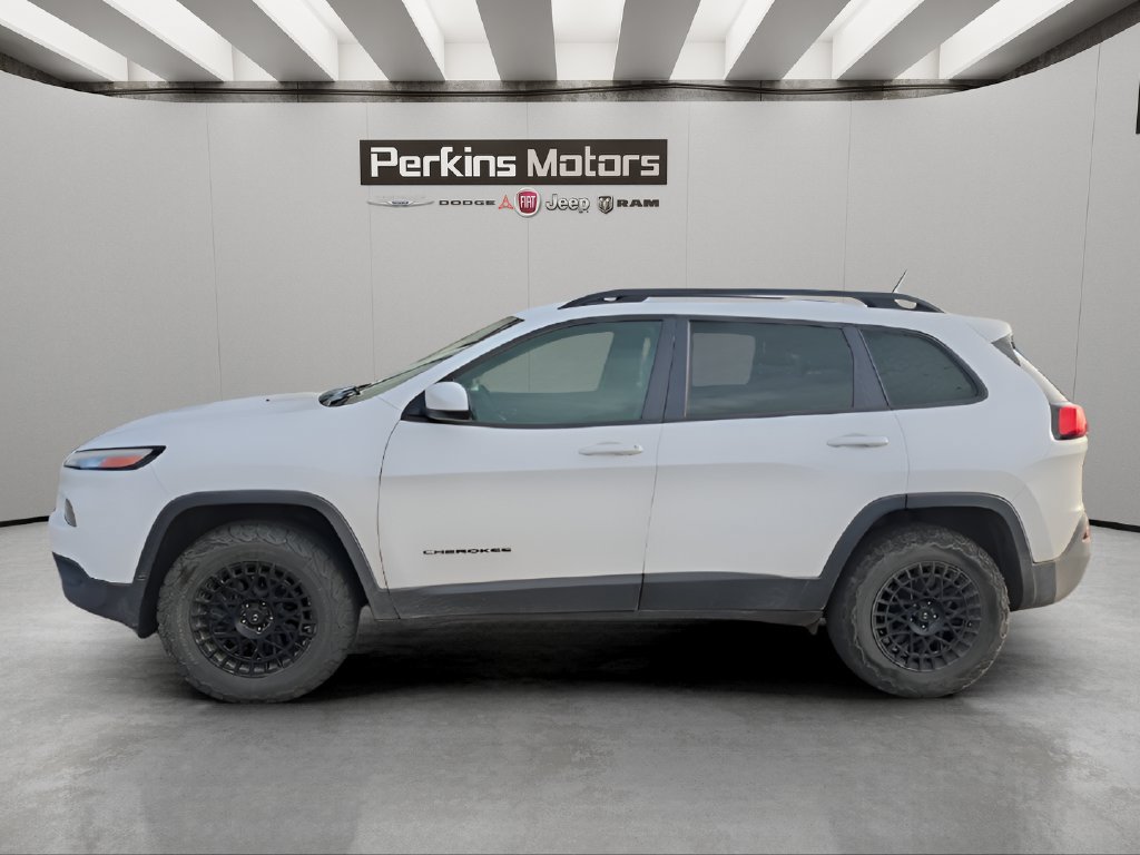 Used 2018 Jeep Cherokee Latitude w/ Altitude Package AWD/4WD image 2