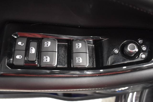 Used 2022 Jeep Grand Cherokee Overland w/ Luxury Tech Group IV AWD/4WD image 21