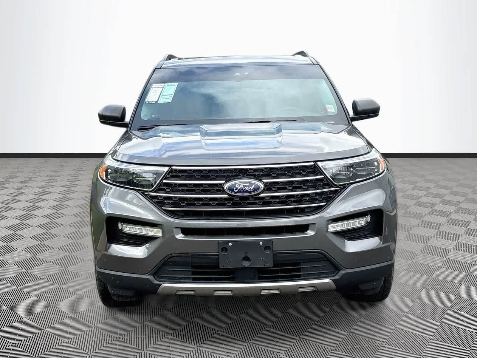 Used 2023 Ford Explorer XLT w/ Equipment Group 202A AWD/4WD image 2