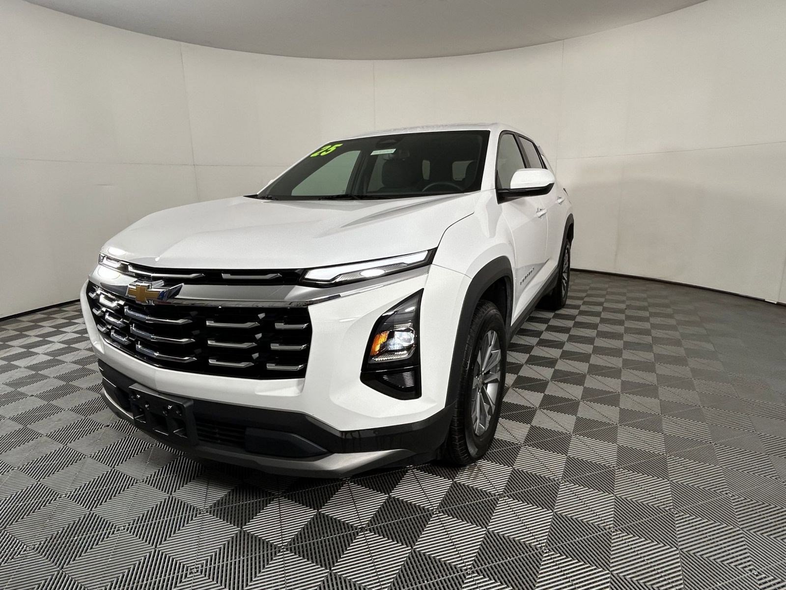 Used 2025 Chevrolet Equinox LT image 3
