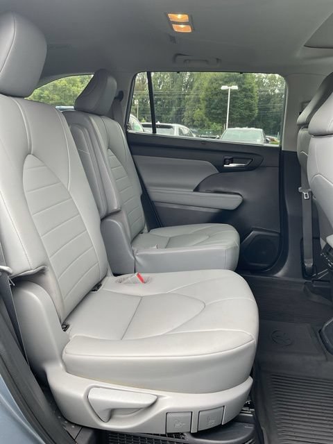 Used 2021 Toyota Highlander XLE AWD/4WD image 18