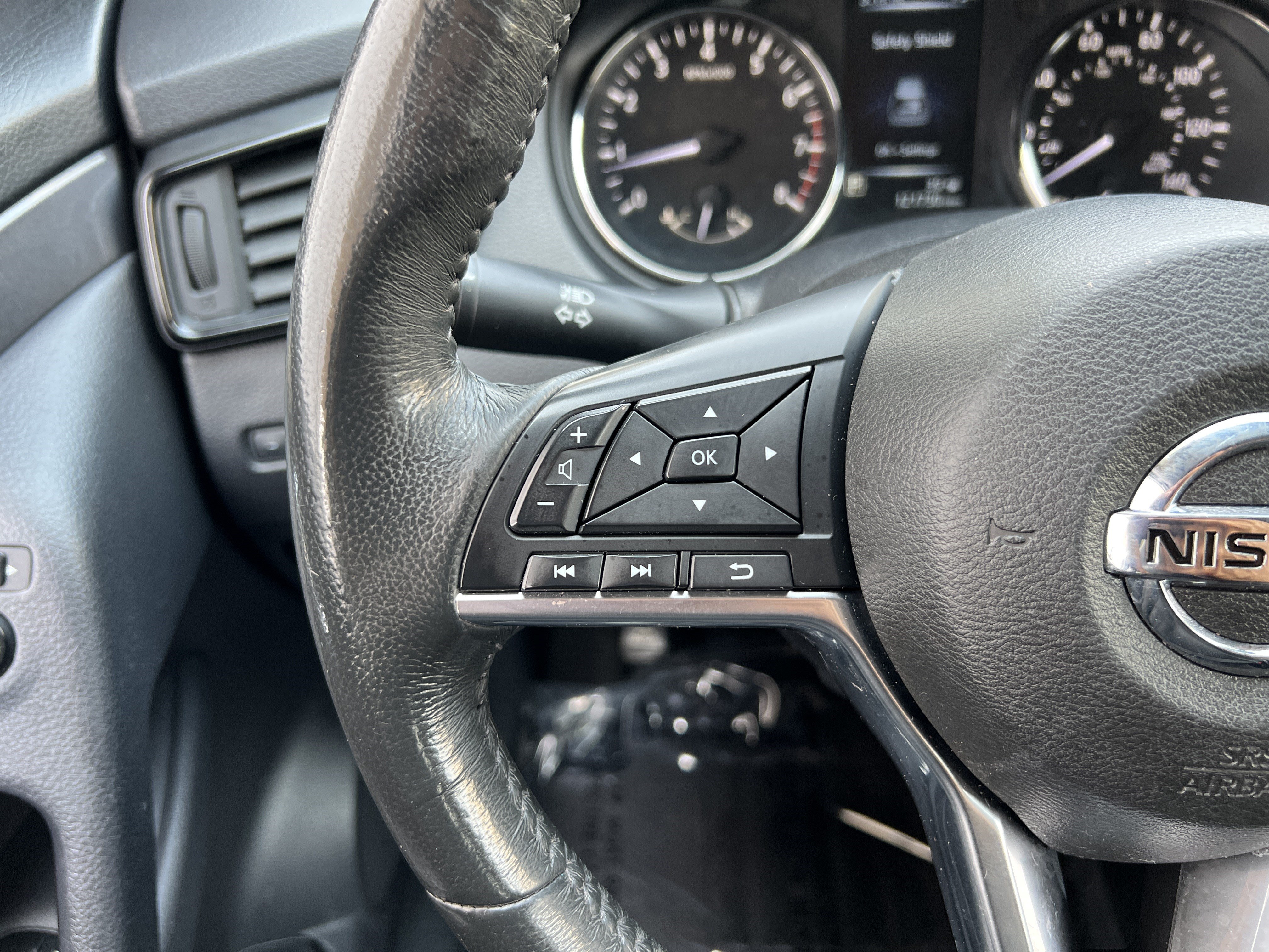 Used 2017 Nissan Rogue SV AWD/4WD image 25