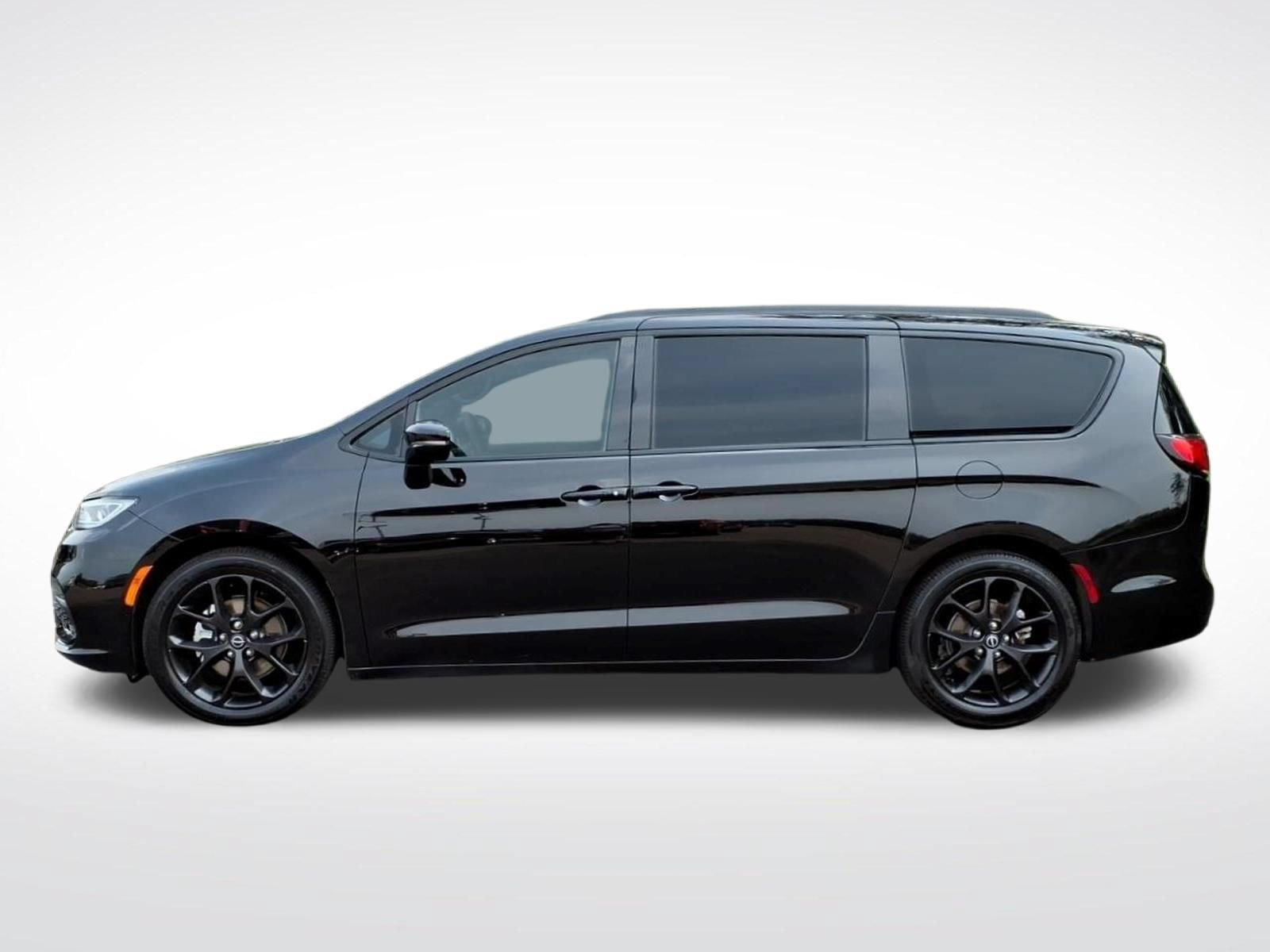 Used 2026 Chrysler Pacifica Limited w/ S Appearance Package FWD image 2