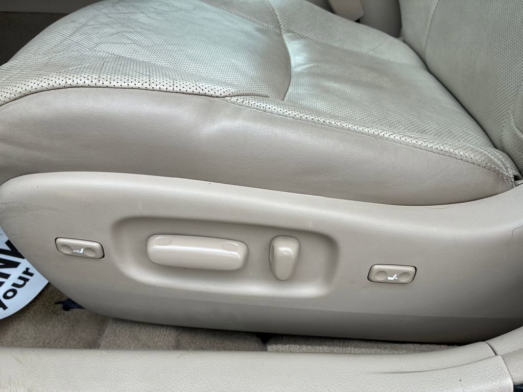 Used 2011 Toyota Avalon Limited image 11