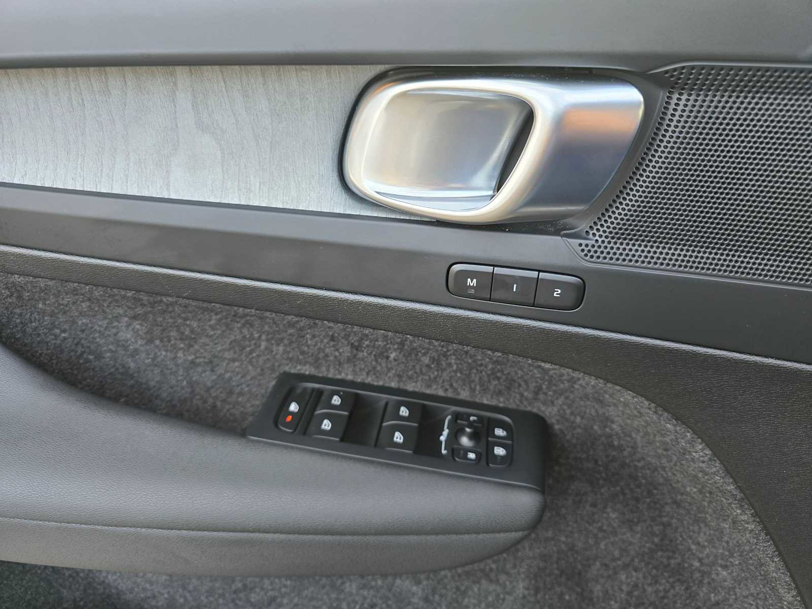 Certified 2025 Volvo XC40 B5 Plus w/ Climate Package image 32