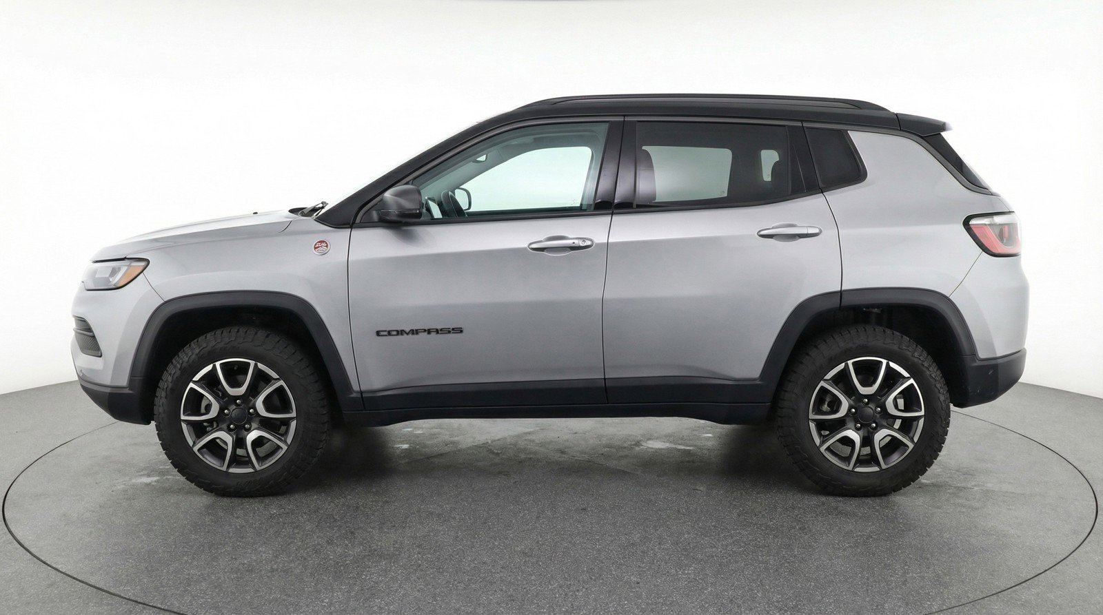 Used 2025 Jeep Compass Trailhawk image 5