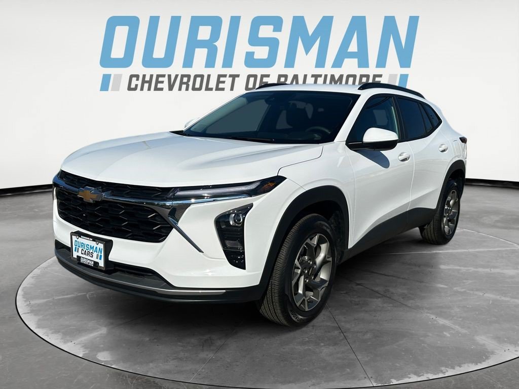 Used 2025 Chevrolet Trax LT FWD image 2