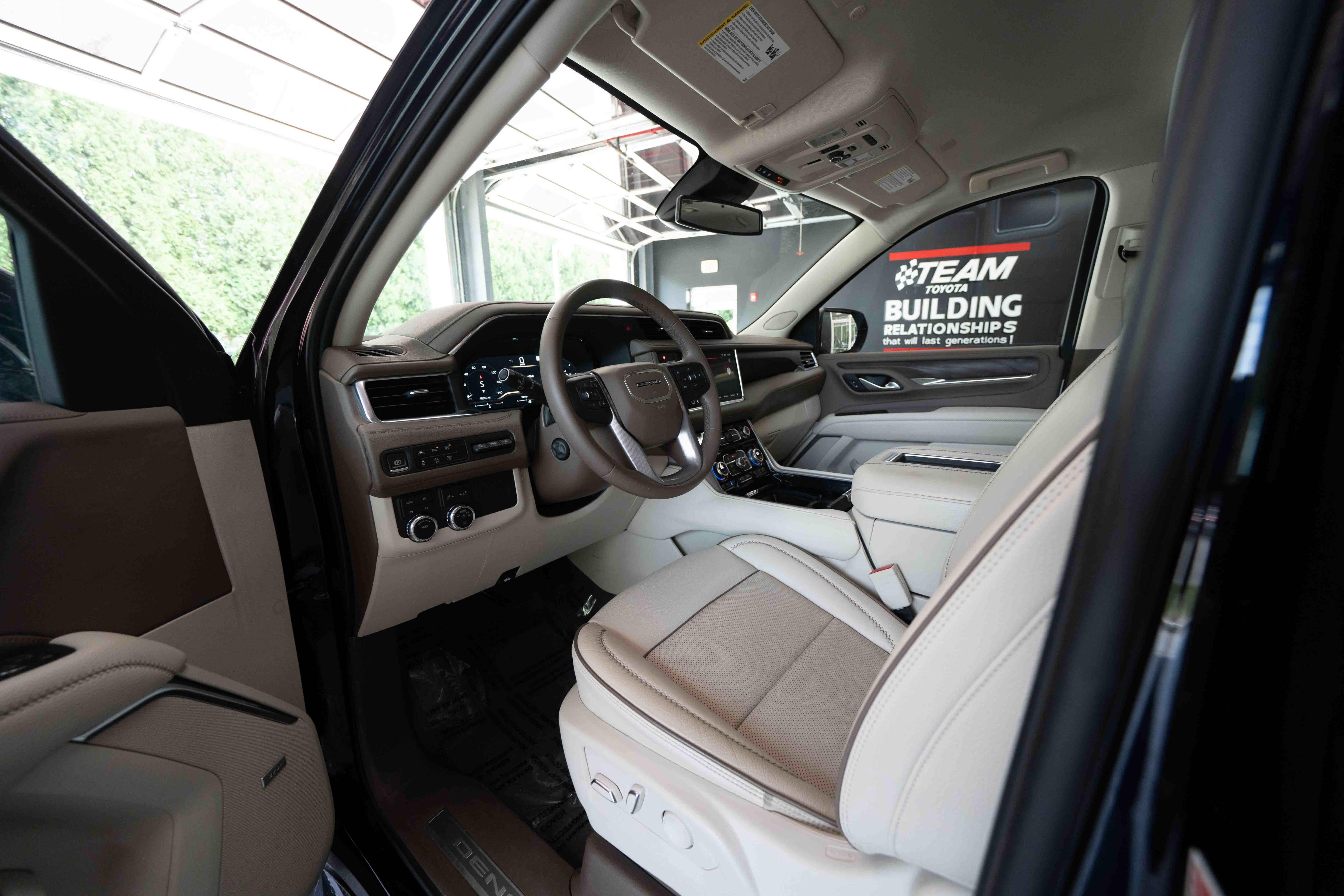 Used 2023 GMC Yukon XL Denali AWD/4WD image 8
