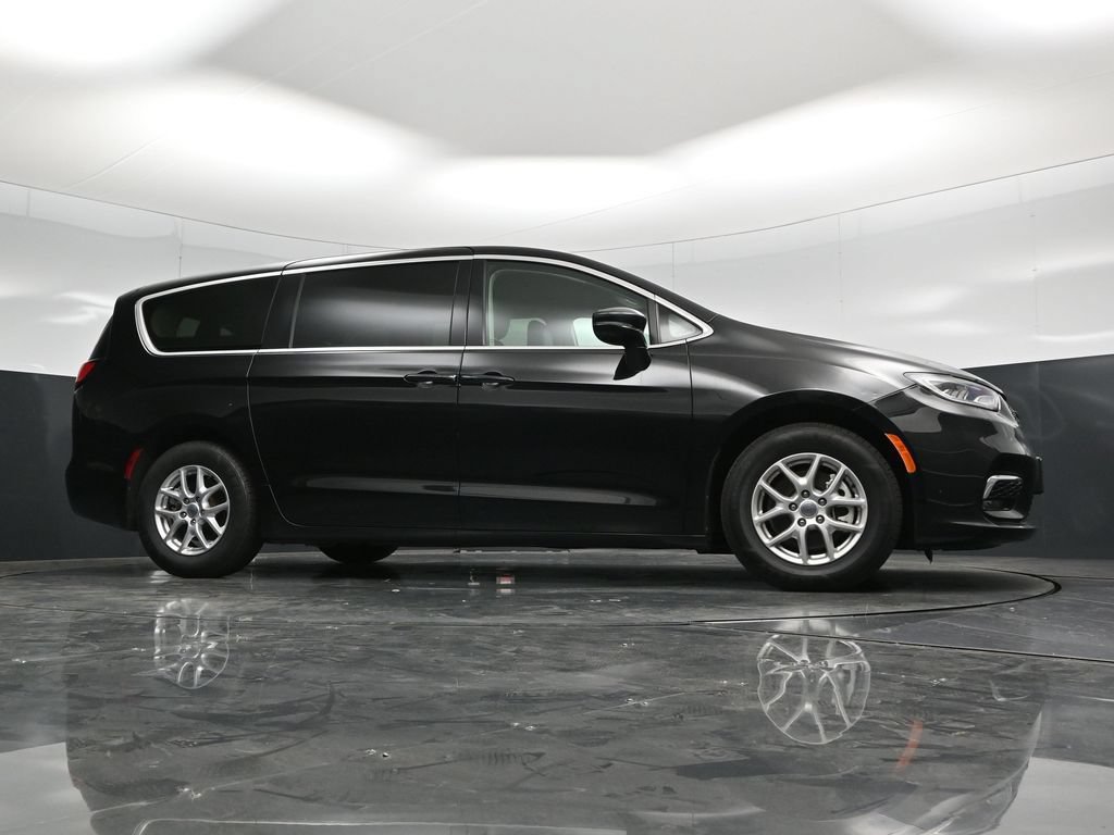 Used 2024 Chrysler Pacifica Touring-L FWD image 57