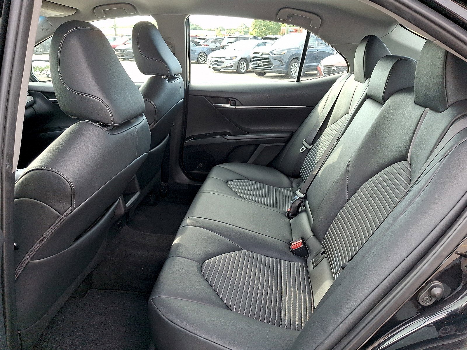 Used 2019 Toyota Camry SE w/ Convenience Package FWD image 9
