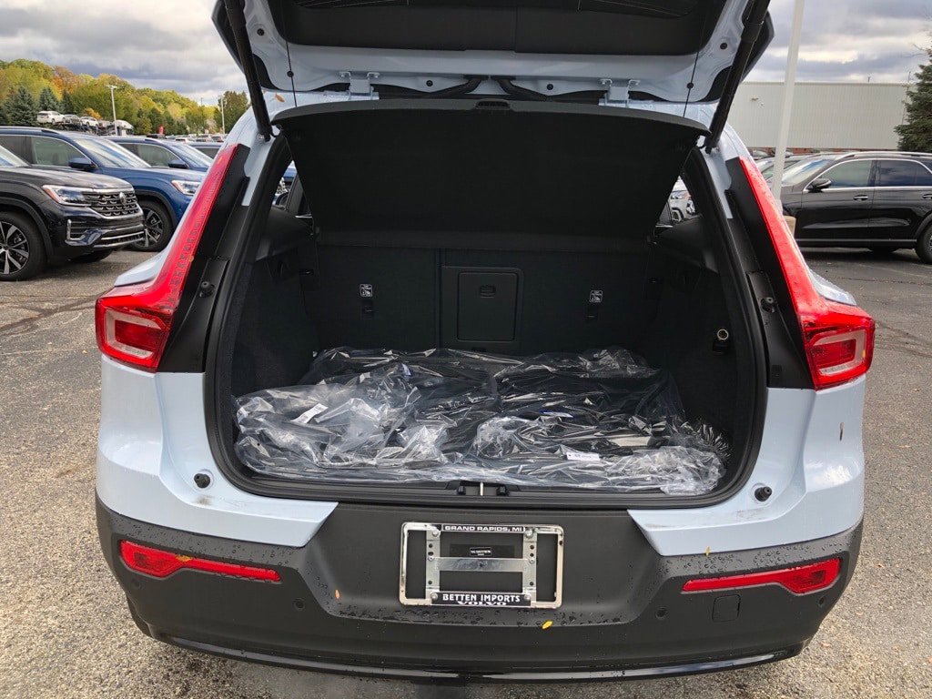 New 2026 Volvo XC40 B5 Plus w/ Protection Package Premier AWD/4WD image 36
