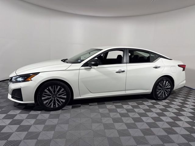 Used 2025 Nissan Altima 2.5 SV image 2